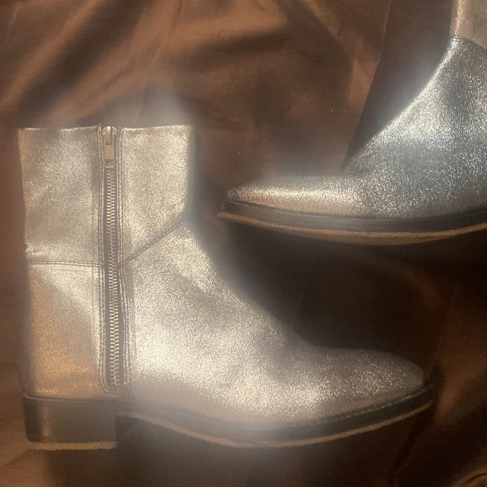 FREE PEOPLE Luna Womens Leather Ankle Zipper Boots metallic size 8 Silver ๐ New - Picture 8 of 10